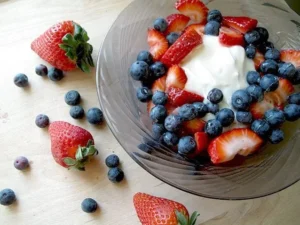 greek-yogurt-and-fruit
