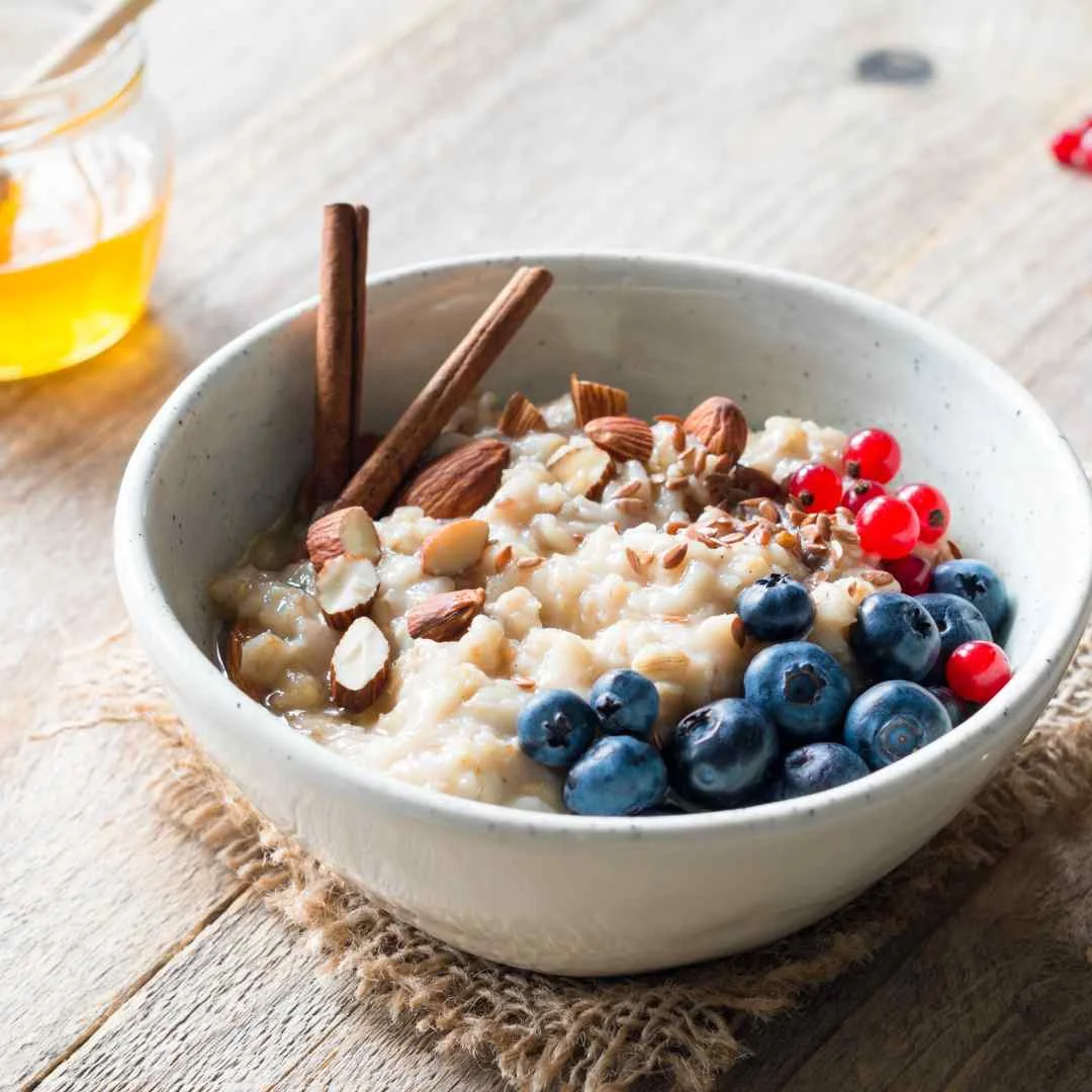 oatmeal with cinnamon and berries